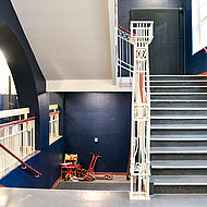 Schule Forsmannstraße in Hamburg, große Treppe im Ergeschoß